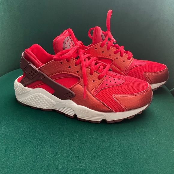 Nike Red And White Shoes Vintage Nike Air Huarache Run Womens Retro Red Shoe Sneaker 634835-605  main image 0